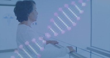 Hastane koridorunda yürüyen hasta destekleyen hemşire, sağlık verilerini gösteren holografik çizelge. Bakıcı, kıdemli, sağlık hizmetleri, teletıp, dijital, sağlık, yardım