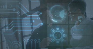 İş kıyafetleri içindeki profesyonellerin masadaki holografik devre ekran panellerini analiz etmesi. Yenilik, teknoloji, işbirliği, fütüristik, dijital, işyeri, iletişim