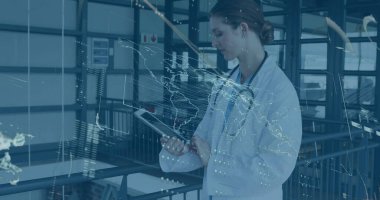 Asma katta kadın tıbbi uzman inceleme tableti, sağlık ağı verilerinin üst üste bindiğini gösteriyor. Tıbbi, yenilik, teknoloji, araştırma, sağlık, dijital, profesyonel