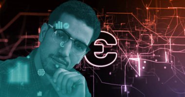 Üzerinde avro sembolü olan sanal kontrol odasında gömlek giyen, yuvarlak gözlükler takan el üstünde dinlenen analist. Teknoloji, yenilik, dijital, finans, veri, analiz, siber güvenlik