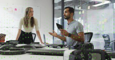 Yüzük şekilli cihazları inceliyor, yönetim kurulunda kod kaplamalı iş arkadaşları çalışıyor. Teknoloji, yenilik, takım çalışması, işbirliği, dijital, modern, beyin fırtınası