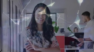 Ayakta duran kadın, kollarını kavuştururken yüzen düğümler gibi gülümsüyor ve ofiste teknoloji ağı oluşturuyor. İşbirliği, yenilik, bağlantı, dijital, çalışma alanı, modern, profesyonel