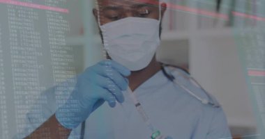 Tıbbi profesyonelin şişeyi açması ve şırıngaya sıvı çekmesi dozu gösteriyor. Sağlık, laboratuvar, tıp, kesinlik, teknoloji, profesyonellik, teşhis