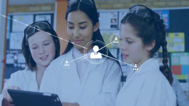 Bilim laboratuarında genişleyen ağ haritasını etkinleştiren tablet ekranına tıklayan üç öğrenci bilim adamı. Eğitim, işbirliği, yenilik, teknoloji, öğrenme, takım çalışması, kök