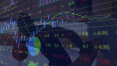 Çizelge güncellemesindeki meslektaşlar, şeffaf finans ekranında gelişen grafiklerin izini sürüyorlar. Veri görselleştirme, işbirliği, modern çalışma alanı, analitik, iş stratejisi, mali analiz, teknoloji