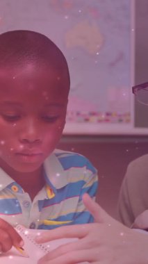 Afrika kökenli Amerikalı bir öğrencinin öğrendiği beyaz kadın öğretmenden sonra hafif noktaların animasyonu. dünya öğretmenleri günü ve dijital olarak üretilen video konsepti.