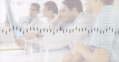 Doktorlar, tedavi planlaması için artan grafiğin takibini toplantıdaki kaldırma tabletine işaret ediyorlar. Profesyonel, işbirliği, teknoloji, sağlık, analiz, danışma, görselleştirme