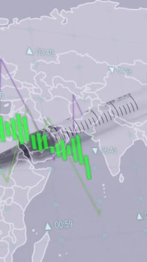 Dünya haritasında şırıngayla veri işleme animasyonu. Küresel bilim, tıp ve sağlık hizmetleri kavramı dijital olarak üretilen video.
