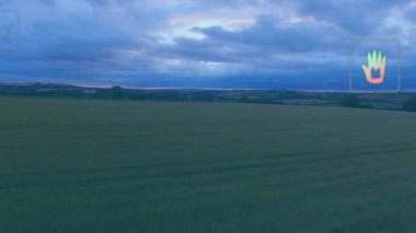 Çevresel ölçümleri göstermek için hava tarlaları üzerinde ikonlar oluşturuluyor. Çevre, sürdürülebilirlik, korunma, yenilenebilir, dijital, ekolojik, analitik