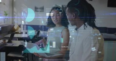 Meslektaşlar modern ofiste dizüstü bilgisayar açarak ekip veri incelemesi için animasyon iş grafiklerini gösteriyorlar. Yenilik, takım çalışması, dijital, analitik, fütüristik, beyin fırtınası, işbirliği