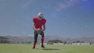 Futbolcu topa vurmadan önce duruşunu değiştirirken spor analizleri yoğunlaşır. Sporcu, performans, spor, hareket, dinamik, eğitim, açık hava