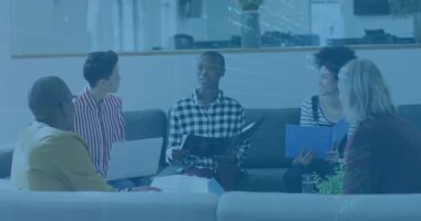 Sunucu açık klasöre eğiliyor ve büyümeyi göstermek için ekibin üzerinde yükselen animasyon iş grafiğini tetikliyor. İşbirliği, takım çalışması, veri görselleştirme, profesyonel, modern, analitik, beyin fırtınası