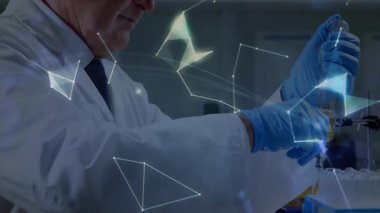 Kıdemli bilim adamı laboratuvarda sıvıyı damlatıcıya boşaltıp analiz için ağı oluşturuyor. Araştırma, yenilik, teknoloji, görselleştirme, biyomoleküler, dijital, bilimsel