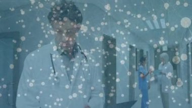 Doktor panoyu inceledi ve hastanede hasta notlarını tabletle tartışan bir ekip olarak gülümsedi. Tıbbi, takım çalışması, profesyonel, sağlık hizmetleri, işbirliği, klinik, modern