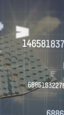 Güneş panelleri üzerinden finansal veri işleme animasyonu. elektrik, enerji ve güç dağılımı dijital olarak oluşturulmuş video.