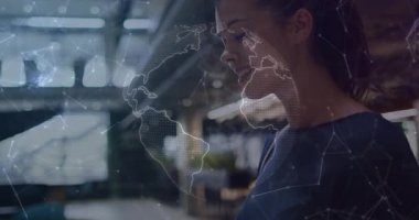 Kadın işyeri profesyoneli, akıllı telefon ekranını dinleniyor, dünya üzerindeki ağ haritasını görselleştiriyor. Teknoloji, yenilik, bağlantı, dijital, modern, işyeri, işbirliği