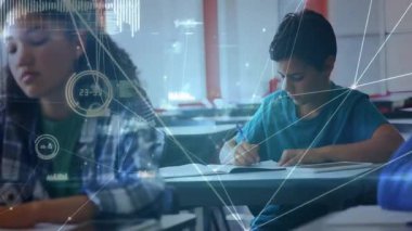 Veri ağını etkinleştiren ödevler yazan öğrenciler sınıf masa başı çalışma akışlarını birleştirirler. Teknoloji, bağlantı, eğitim, dijital, odaklanma, konsantrasyon, modern