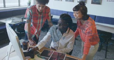 Tasarım ekibi odak noktasını parmak izlerinden parlayan veri grafiklerine kaydırıyor, renkleri ayarlıyor. İşbirliği, yaratıcı süreç, dijital arayüz, tasarım iş akışı, görsel iletişim, takım sinerjisi, modern çalışma alanı