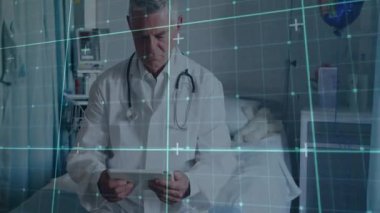 Kıdemli doktor tableti tıklayarak hasta kayıtlarını tarıyor ve sonuç pozitif çıkıyor. Tıbbi, sağlık, dijital, teknoloji, klinik, geleceksel, analiz