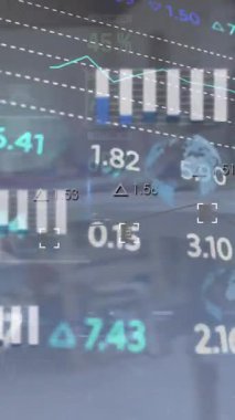 Çeşitli erkek marangoz grupları üzerinde çalışan borsa veri işleme animasyonları. Küresel ekonomi ve iş teknolojisi kavramı