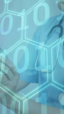 Çeşitli kadın doktor ve erkek hasta üzerinde ikili kodlama veri işleme animasyonu. Küresel tıp, sağlık, bağlantılar, hesaplama ve veri işleme kavramı dijital olarak oluşturulmuş video.