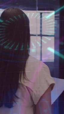 Ofiste çalışan iş kadınının veri işleme animasyonu. Küresel iş, finans, hesaplama ve veri işleme kavramı dijital olarak oluşturulmuş video.