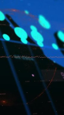 Karanlık arka planda dünya haritasında finansal veri işleme animasyonu. Küresel finans, iş, bağlantılar, hesaplama ve veri işleme kavramı dijital olarak oluşturulmuş video.