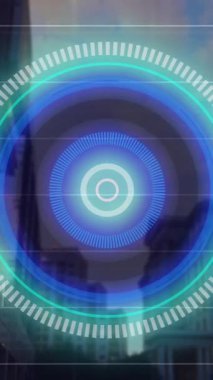 Neon yuvarlak tarayıcı animasyonu ve yüksek binalarda istatistiksel veri işleme. Bilgisayar arayüzü ve iş veri teknolojisi kavramı