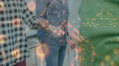 El ele tutuşan avuç içlerini açarken teras kıvılcım devresine yumruk atan teknik ekip. İşbirliği, birlik, takım çalışması, bağlantı, yenilik, profesyonel, modern