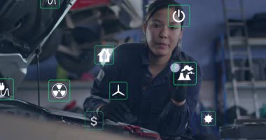 Enerji simgelerini etkinleştirirken otomatik tamir kaputunu açmak ve enerji denetimi için motoru denetlemek. Mekanik, otomotiv, tanı, teknoloji, sürdürülebilirlik, yenilik, onarım