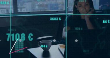 Finansal analist dizüstü bilgisayarı tıklayarak para birimi animasyon bar tablosunu başlatıyor. İş, analitik, veri, üretkenlik, şirket, teknoloji, yenilik