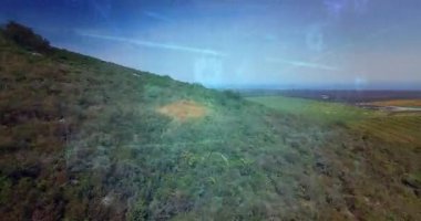 Dördüncü saniyede tepede dönen dron veri şebekesini ortaya çıkarıyor ve güvenliği gösteren asma kilit oluşturuyor. Gelecek, teknoloji, güvenlik, siber, manzara, ağ, dijital