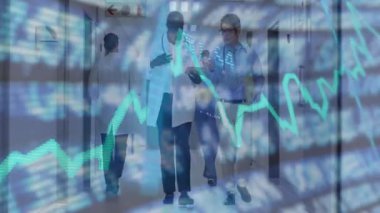 Tablet üzerindeki verileri kontrol etmek için dört doktor hastane koridoruna giriyor. Tıbbi, takım çalışması, yenilik, işbirliği, teşhis, profesyonellik, sağlık hizmetleri