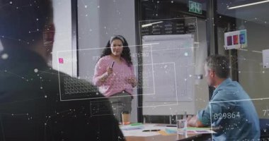 Sunucu, iş toplantısında eğilimleri gösteren animasyon çizgileriyle işaret tutuyor ve veri sunuyor. İş, işbirliği, analitik, tartışma, şirket, modern, iletişim