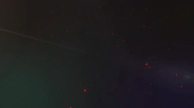 Kırmızı halkalar içe doğru dönüyor, soluyor, renkli kıvılcımlar dönüyor, ışın geçiyor, ışık döngüsünü gösteriyor. Dijital sanat, soyut, hareket, canlı, geleceksel, teknoloji, dinamik