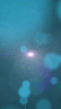 Koyu arkaplanda hareket eden parlak ışık lekelerinin canlandırması. Renk, şekil, ışık ve hareket konsepti dijital olarak oluşturulmuş video.