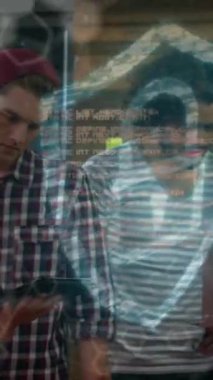 Mutlu kadın ve erkek iş arkadaşlarının üzerinde asma kilit olan dijital kalkanın animasyonu. İş, veri işleme, güvenlik, bağlantılar ve teknoloji konsepti dijital olarak oluşturulmuş video.