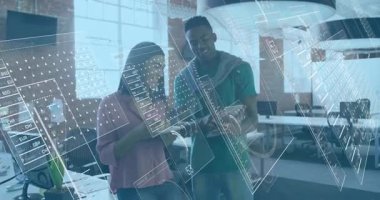 İş ikilisi etrafında dönen veriler, kupaları karıştıran kadın ve tableti işaret eden adam verileri analiz ederken. İşbirliği, takım çalışması, teknoloji, analitik, modern, üretkenlik, iş