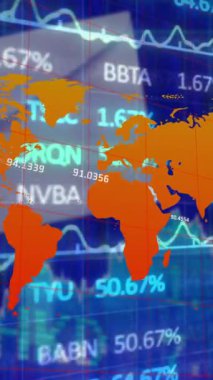 Finansal veri işleme animasyonu ve mavi arkaplan üzerinde dünya haritası. Küresel iş, finans ve veri işleme kavramı dijital olarak oluşturulmuş video.