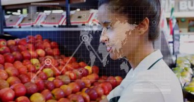 Mağaza memurunun seçtiği kırmızı elma solmuş verileri göstererek elma kontrol kalitesini sıralıyor. Perakende, ticaret, teknoloji, tüketici, alışveriş, profesyonel, enerjik
