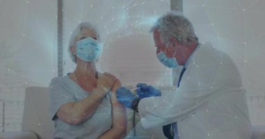 Tıp doktoru hastaya yaklaşıyor, kolunu temizliyor, bağışıklık aşısı enjekte ediyor, ağ kaplaması yapıyor. Sağlık, aşı, yaşlılık bakımı, tıbbi teknoloji, sağlık, önleme, klinik