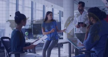 Tabletteki not ve çizelgeleri inceleyen bir kadın iş gündemini özetliyor. İşbirliği, takım çalışması, tartışma, modern, ofis, üretkenlik, analiz