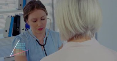 Doktor steteskop seçiyor ve hastanın hayati değerlerini yükseltirken onu dinliyor. Tıbbi, sağlık, teknoloji, analiz, teşhis, profesyonel, klinik