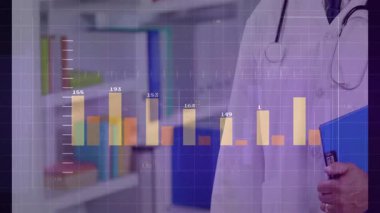 Tıp doktoru elinde kütüphanede sergilenen verilerin içinde yüzen animasyon çizelgeleriyle bir pano tutuyor. Sağlık, analitik, görselleştirme, mesleki, araştırma, veri, eğitim