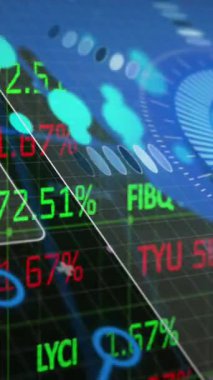 Dünya haritası üzerinde veri işleme animasyonu. küresel iş ve dijital arayüz kavramı dijital olarak oluşturulmuş video.