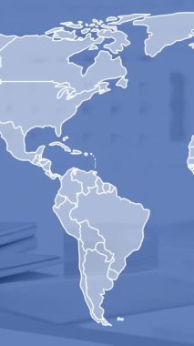 Boş ofis üzerinde dünya haritasının animasyonu. Küresel iş ve dijital arayüz kavramı dijital olarak oluşturulmuş video.