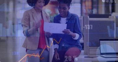 Yazılı raporu sağ kadına doğru eğen sol kadın finans eğilimlerini gösteren animasyonlu grafiklere neden oluyor. İşbirliği, veri analizi, iş güveni, takım çalışması, modern çalışma alanı, profesyonel kıyafet, dijital sunum