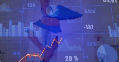 Doktor ve hemşire panoyu incelerken saydam çizelgeler giderek azalıyor. Tıbbi, analiz, veri, işbirliği, profesyonel, sağlık, sunum