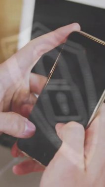 Bilgisayar kullanan beyaz iş adamlarının medya simgelerinin canlandırılması. Küresel iş dijital arayüzü teknolojisi ve dijital olarak oluşturulan ağ konsepti.