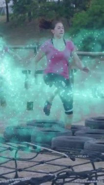 Engelli koşu parkurunda çeşitli kadınların üzerindeki beyaz noktaların canlandırılması. Küresel spor, sağlık, fitness ve dijital arayüz kavramı dijital olarak oluşturulmuş video.